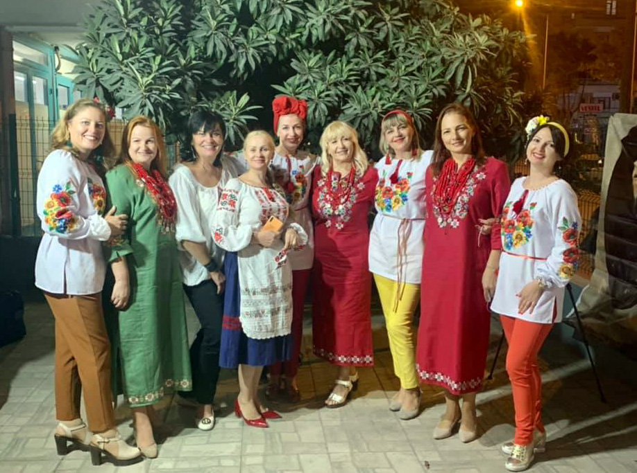 Під турецьким мандариновим деревом – усміхнені учасниці «Українських вечорниць»